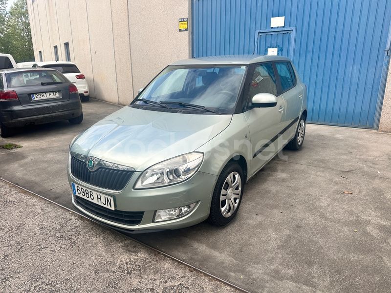 Verde Usado 2012 Skoda Fabia Ambition Berlina | 3700 € (Buen precio) - Imagen 1/4