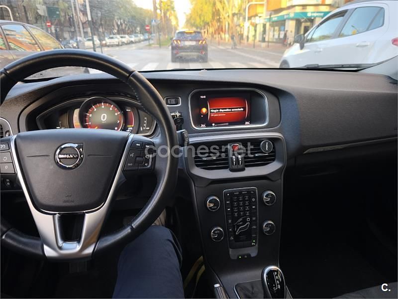 Begagnad Volvo V40 CC 152 HK (111 kW) 2019 Vit Kombi