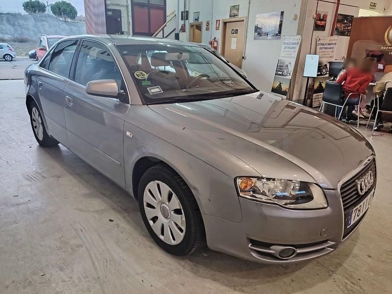 Usado Audi A4 Premium 140 CV (102 kW) 2005 Gris / plata Berlina