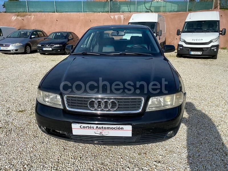 Usado Audi A4 110 CV (80 kW) 1999 Negro Berlina
