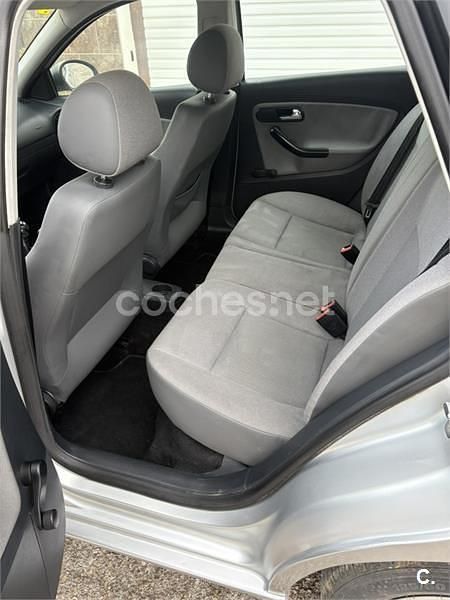 Usado Seat Ibiza Reference 100 CV (73 kW) 2004 Gris / plata Berlina