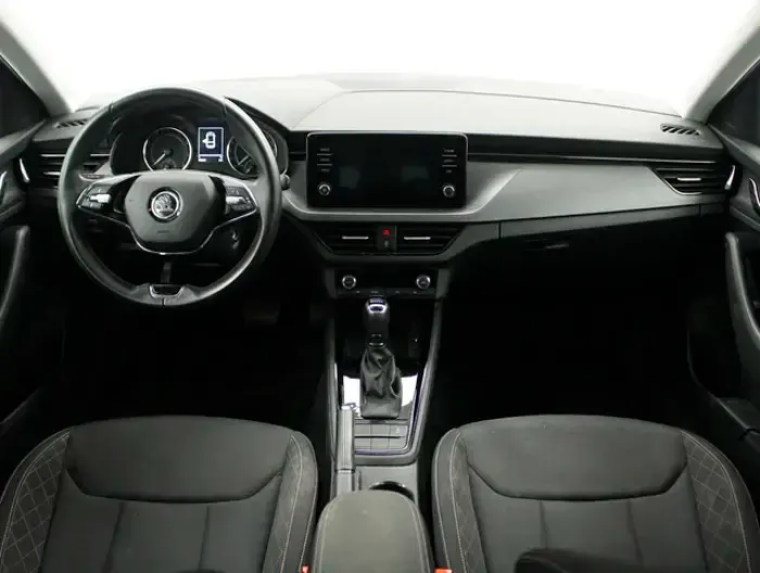 Usado Skoda Scala Ambition 110 CV (80 kW) 2021 Gris Utilitario