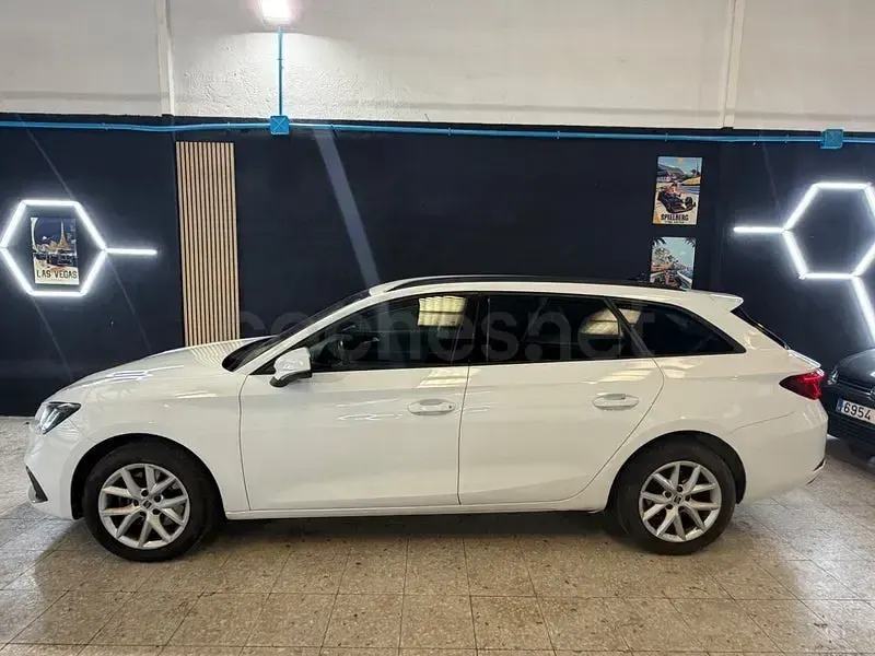 Usado Seat Leon Style 150 CV (110 kW) 2022 Blanco Familiar