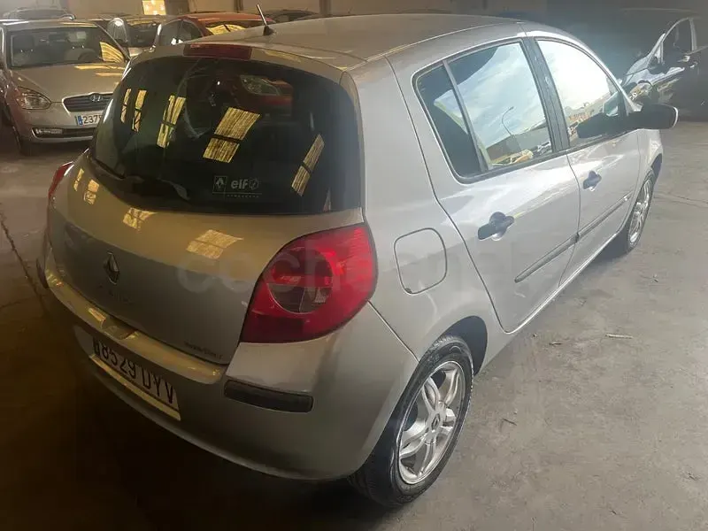 Usado Renault Clio II Dynamique 75 CV (55 kW) 2006 Gris / plata Berlina