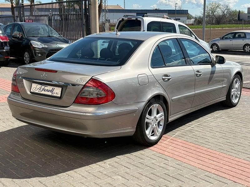 Usado Mercedes E280 Avantgarde 190 CV (139 kW) 2007 Gris Berlina
