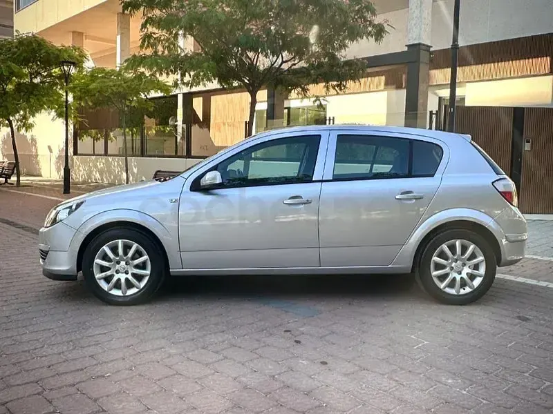 Usado Opel Astra Enjoy 105 CV (77 kW) 2004 Gris / plata Berlina
