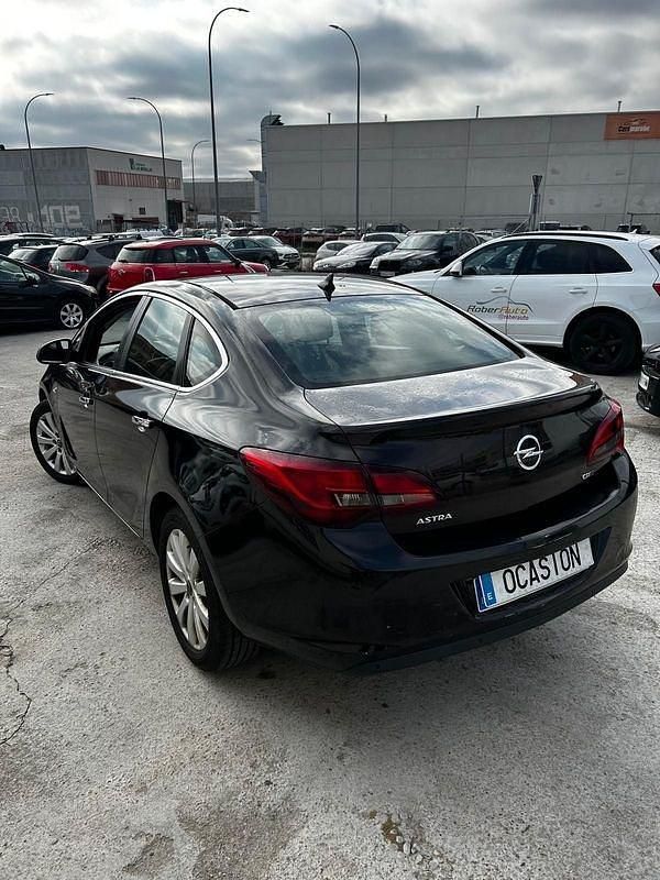 Usado Opel Astra Business 95 HP (69 kW) 2013 Preto Sedan