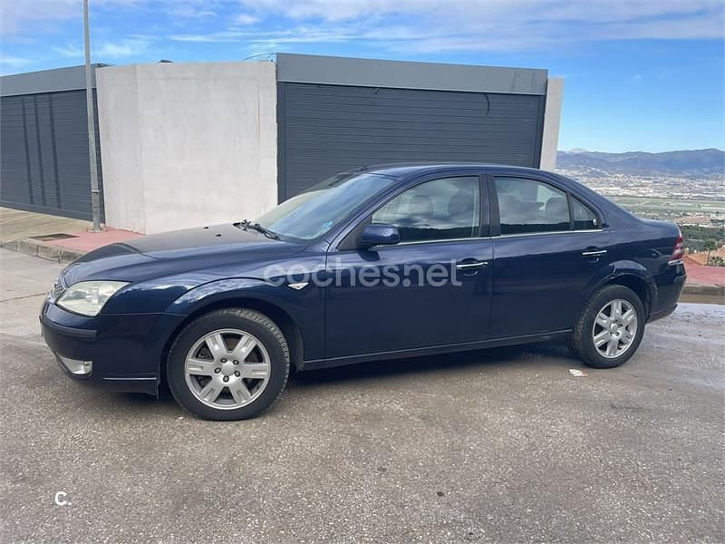 Usado Ford Mondeo Trend 130 CV (95 kW) 2006 Azul Berlina