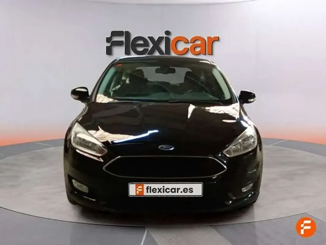 Usado Ford Focus Trend+ 125 CV (91 kW) 2017 Negro Berlina