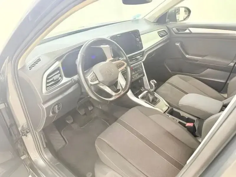 Usado VW T-Roc Life 115 CV (84 kW) 2023 Gris / plata SUV
