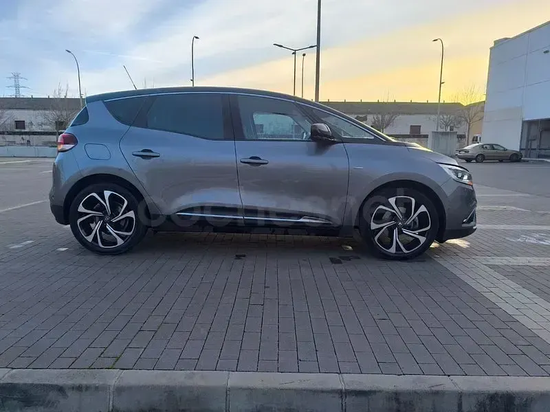 Usado Renault Scénic Edition One 130 CV (95 kW) 2017 Gris / plata Monovolumen