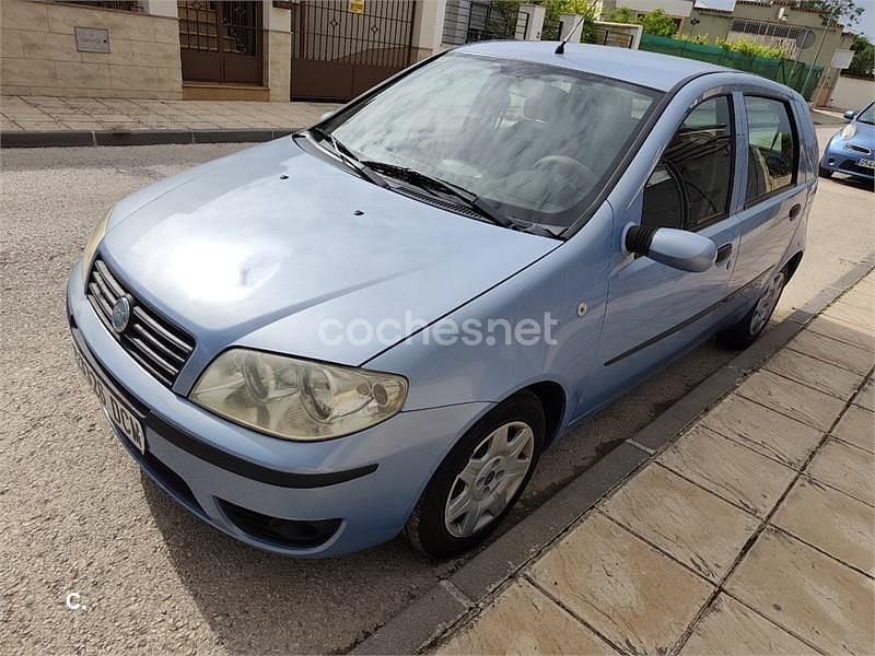Usado Fiat Punto Dynamic 70 CV (51 kW) 2004 Azul Utilitario