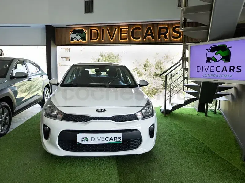 Usado Kia Rio 84 CV (61 kW) 2017 Blanco Berlina