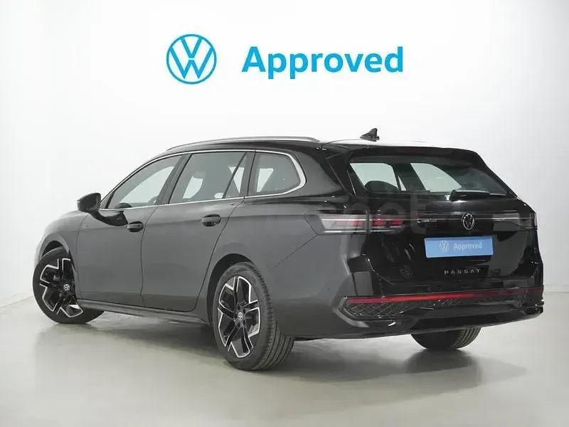 Usado VW Passat R-line 150 CV (110 kW) 2025 Negro Familiar
