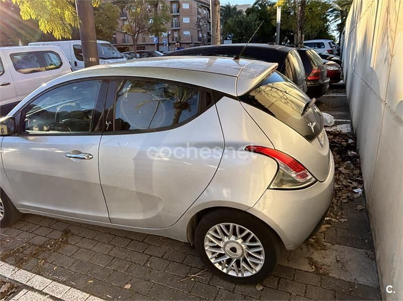Usado Lancia Ypsilon Platinum 69 CV (50 kW) 2013 Gris / plata Utilitario