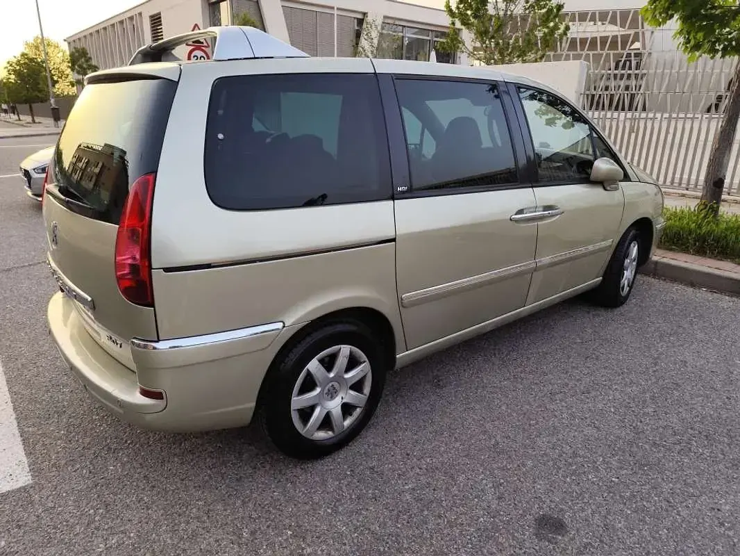 Usado Peugeot 807 136 CV (100 kW) 2008 Beige Monovolumen
