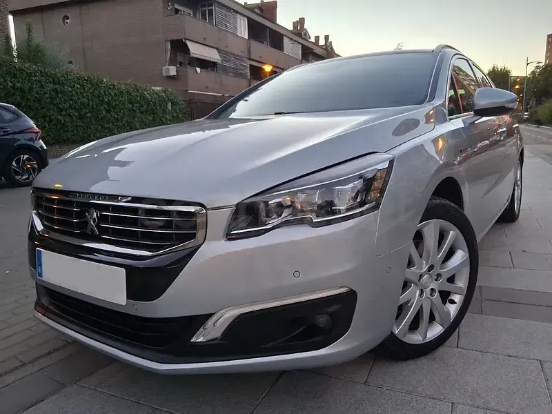 Usado Peugeot 508 SW GT-line 120 CV (88 kW) 2016 Gris / plata Familiar