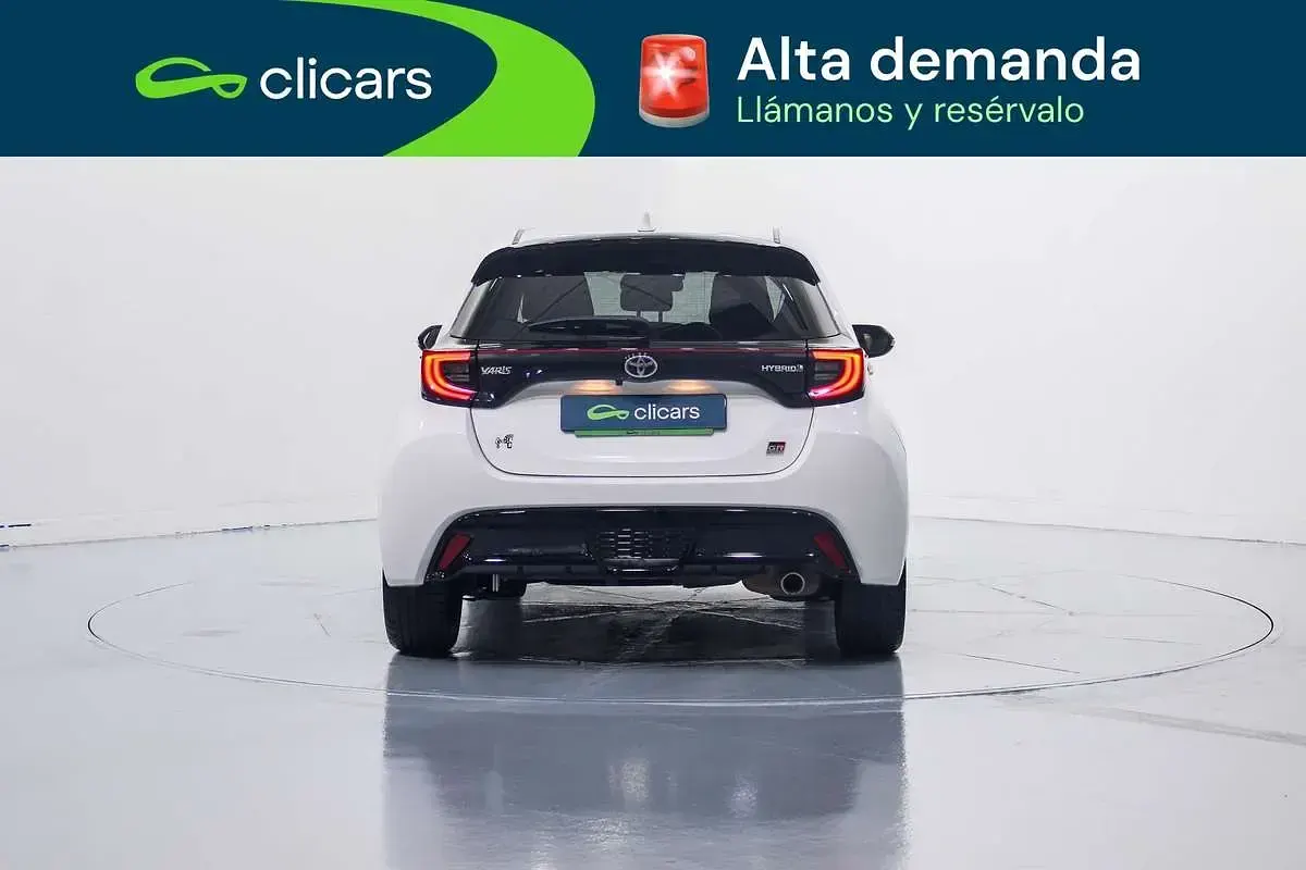 Käytetty Toyota Yaris Hybrid Sport 75 HP (55 kW) 2023 Valkoinen Sedan
