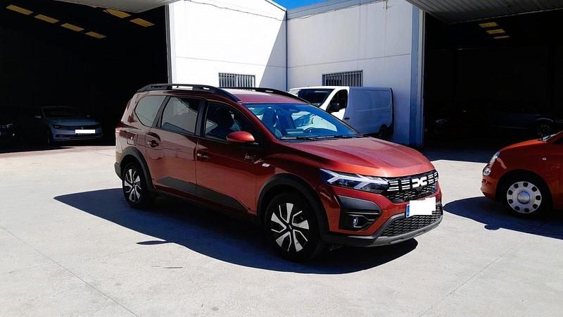 Usado Dacia Jogger Expression 110 CV (80 kW) 2025 Verde Monovolumen