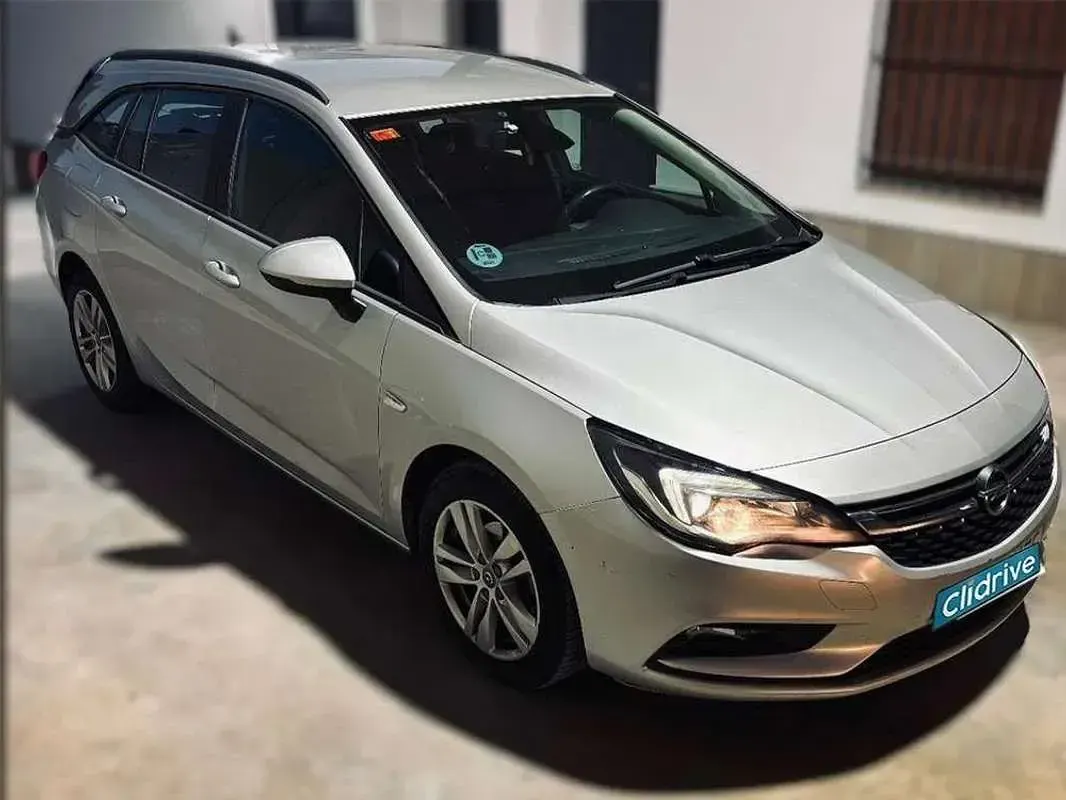 Usado Opel Astra Selective 110 CV (80 kW) 2019 Gris Familiar