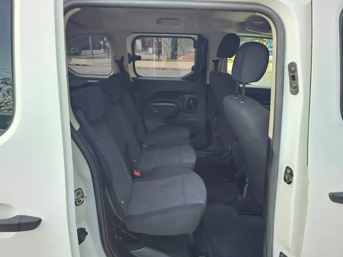 Usado Citroën Berlingo Feel 100 CV (73 kW) 2021 Blanco Monovolumen