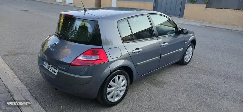 Usado Renault Mégane Dynamique 130 CV (95 kW) 2006 Gris claro