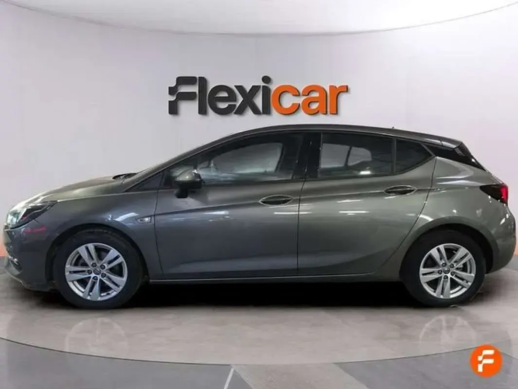 Usado Opel Astra 110 CV (80 kW) 2020 Gris Berlina