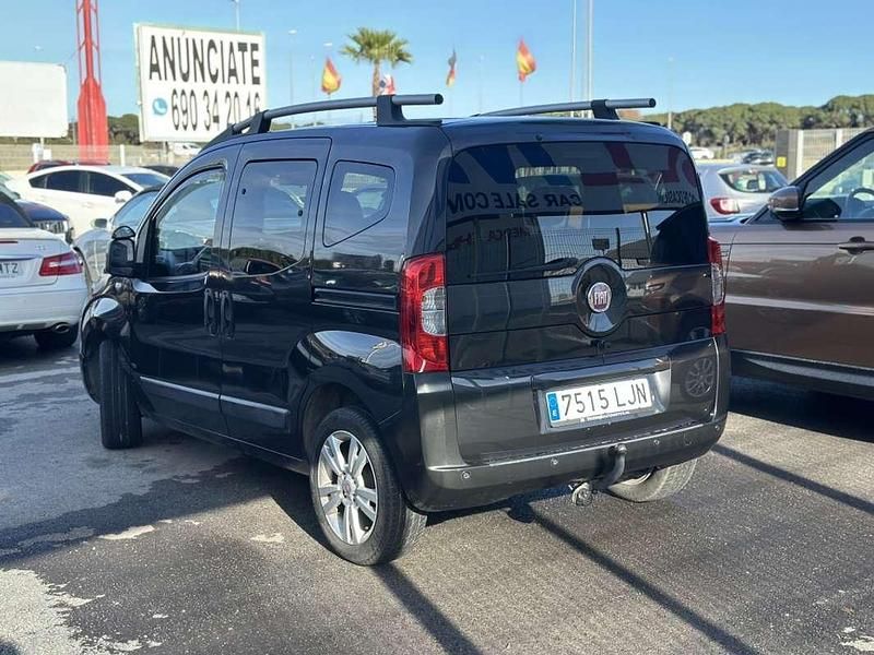 Usado Fiat Qubo Trekking 75 CV (55 kW) 2011 Negro metalico Monovolumen