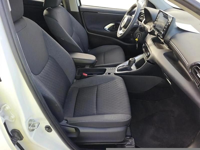 Usado Toyota Yaris Hybrid Business Edition 115 CV (84 kW) 2022 Blanco