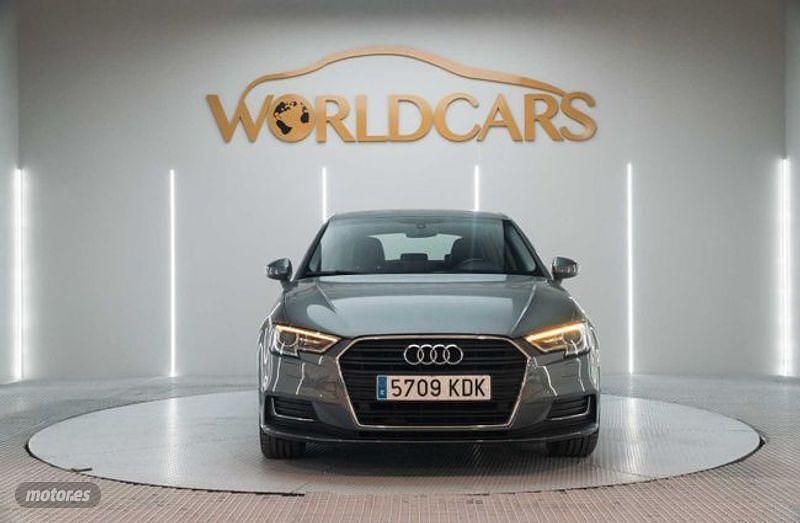 Usado Audi A3 Design 116 CV (85 kW) 2017 Gris Berlina