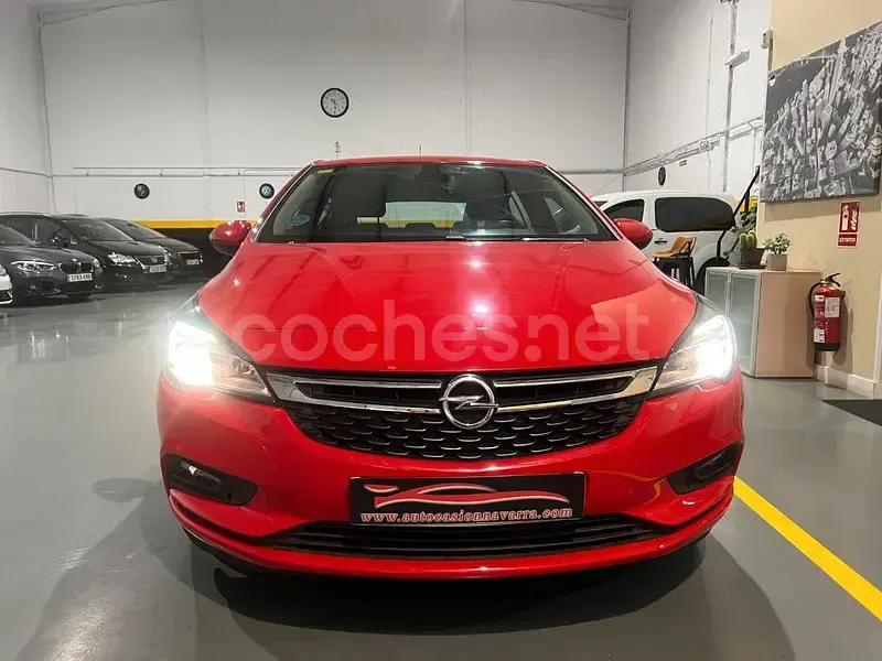 Usado Opel Astra Selective 110 CV (80 kW) 2019 Granate Berlina