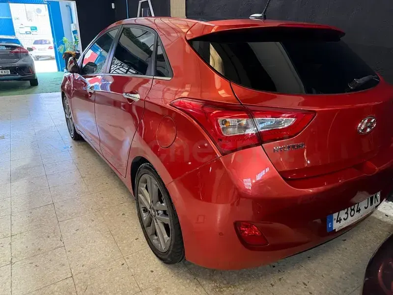 Usado Hyundai i30 GO! 136 CV (100 kW) 2017 Naranja Berlina