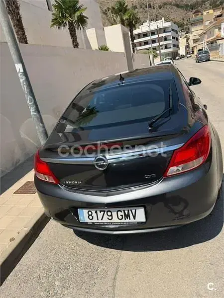 Usado Opel Insignia Essentia 130 CV (95 kW) 2009 Gris / plata Berlina