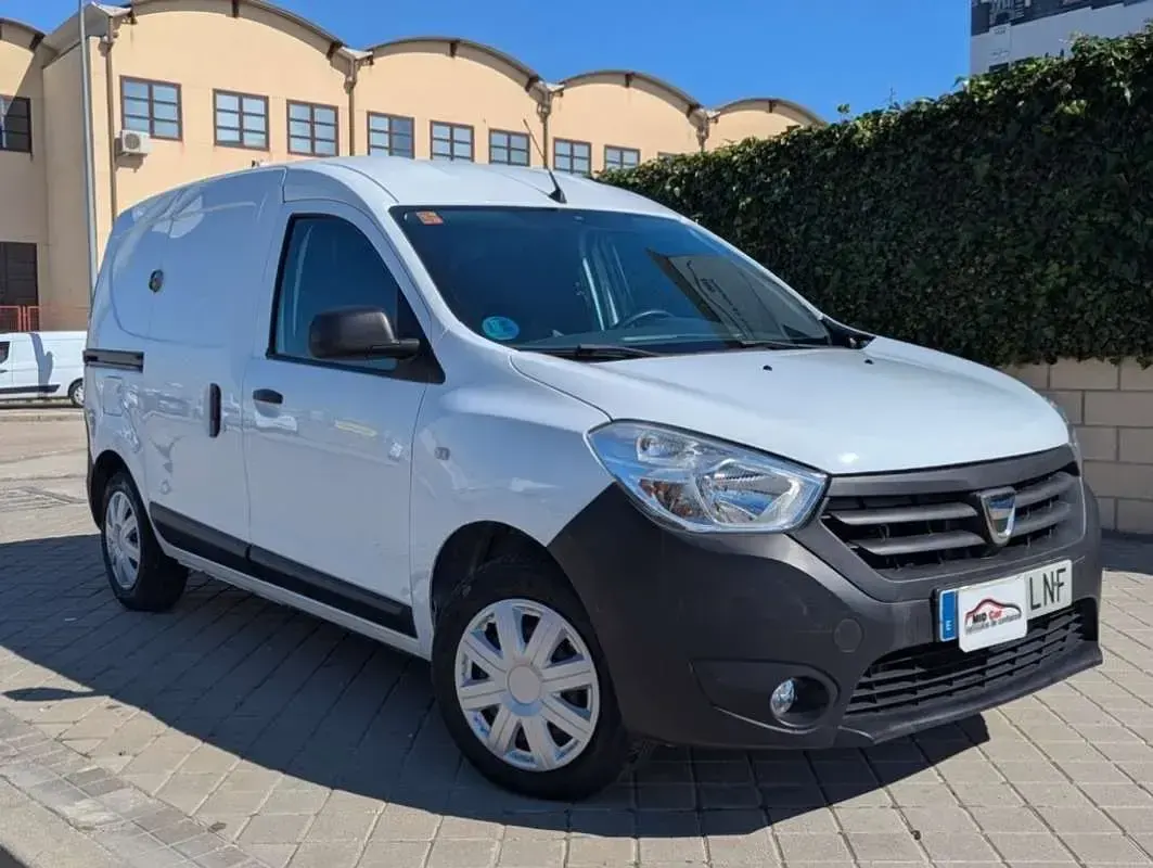 Usado Dacia Dokker Essentiel 109 CV (80 kW) 2021 Blanco Monovolumen