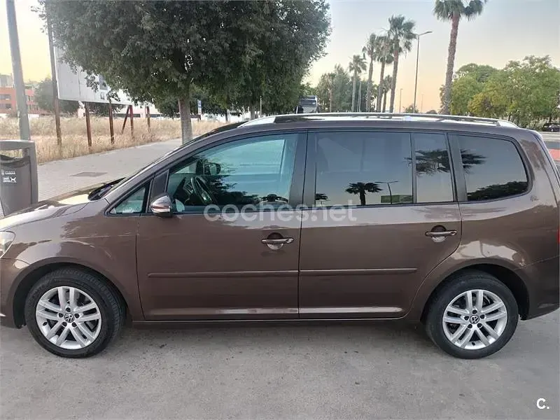 Usado VW Touran Advance 140 CV (102 kW) 2011 Marrón Monovolumen