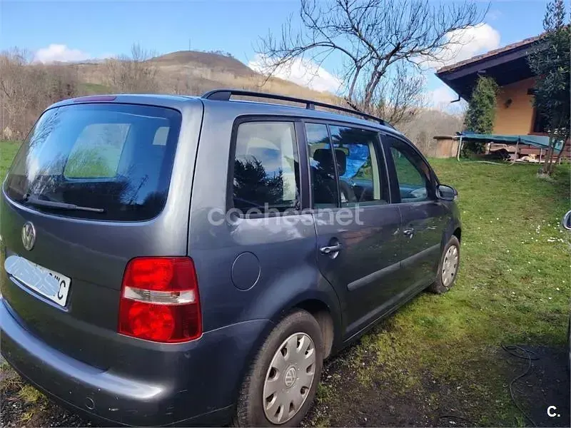 Usado VW Touran Trendline 100 CV (73 kW) 2004 Gris / plata Monovolumen