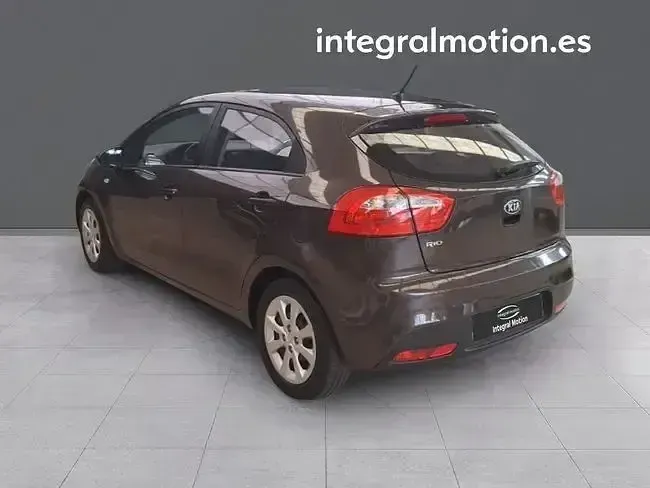 Usado Kia Rio 85 CV (62 kW) 2013 Marrón