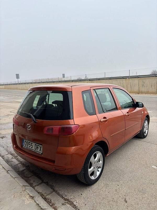 Usado Mazda 2 Active 68 CV (50 kW) 2005 Naranja Utilitario