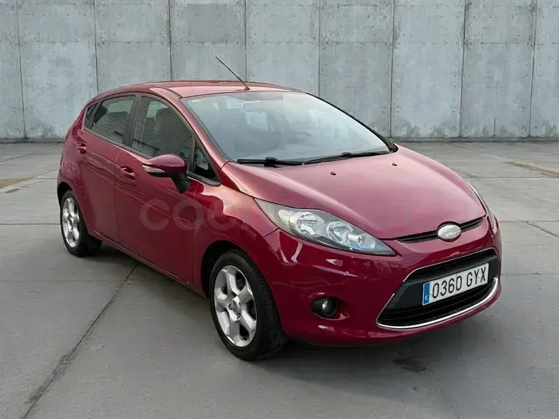 Usado Ford Fiesta Trend 82 CV (60 kW) 2010 Granate Berlina