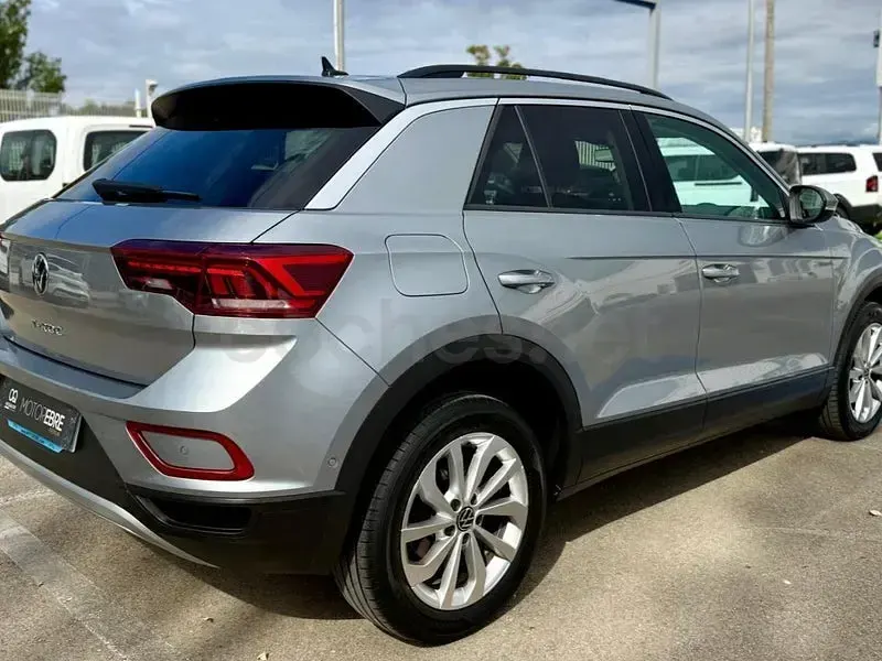 Usado VW T-Roc Life 110 CV (80 kW) 2024 Gris / plata SUV