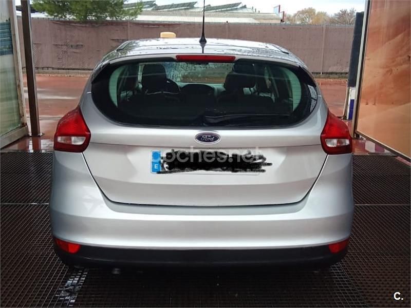 Gris / plata Usado 2016 Ford Focus Trend Berlina | 12.000 € (Buen precio) - Imagen 1/4