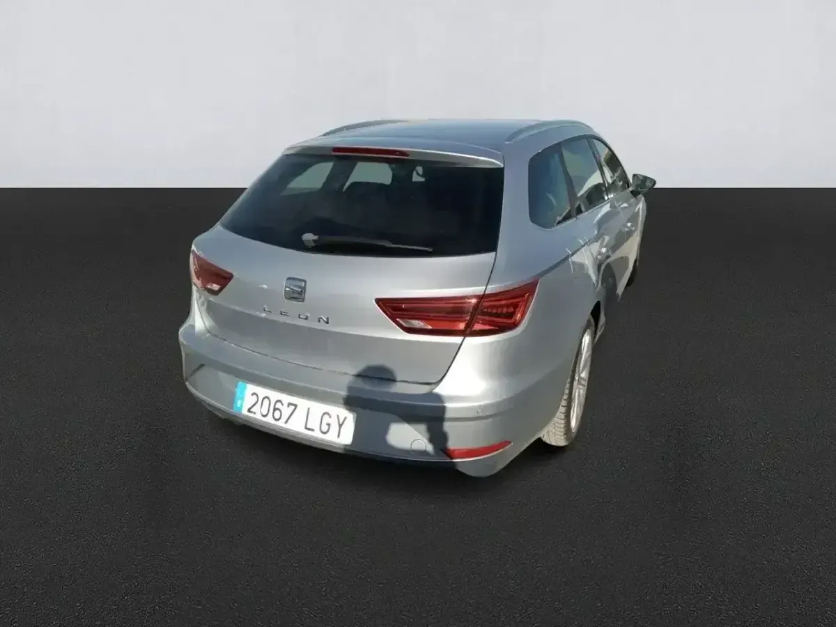 Usado Seat Leon XCELLENCE 150 CV (110 kW) 2020 Gris / plata Familiar