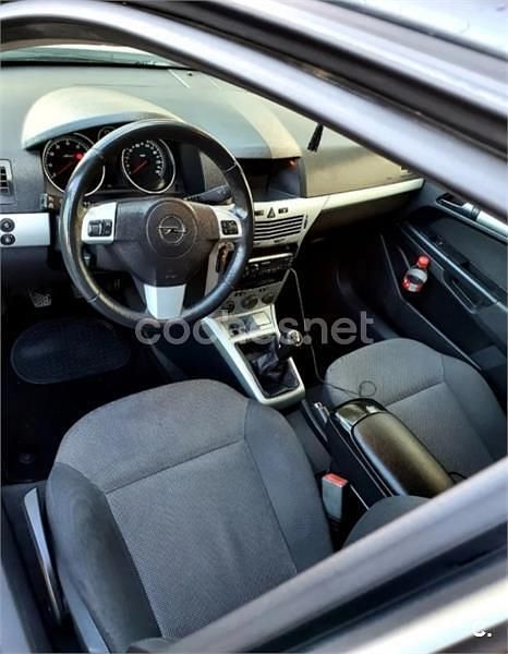 Gris / plata Usado 2009 Opel Astra Enjoy Berlina | 3800 € (Precio justo) - Imagen 1/4