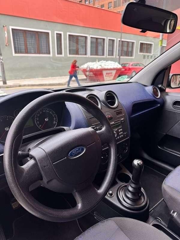 Usado Ford Fiesta Ambiente 69 CV (50 kW) 2006 Gris Utilitario