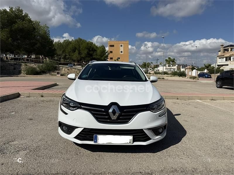 Usado Renault Mégane GrandTour Zen 130 CV (95 kW) 2018 Blanco Familiar