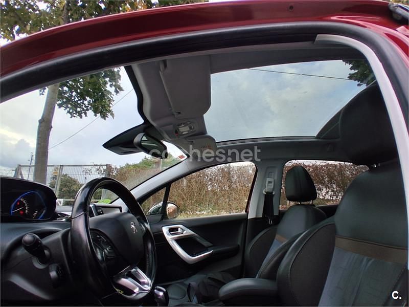 Usado Peugeot 208 Style 110 CV (80 kW) 2017 Granate Utilitario