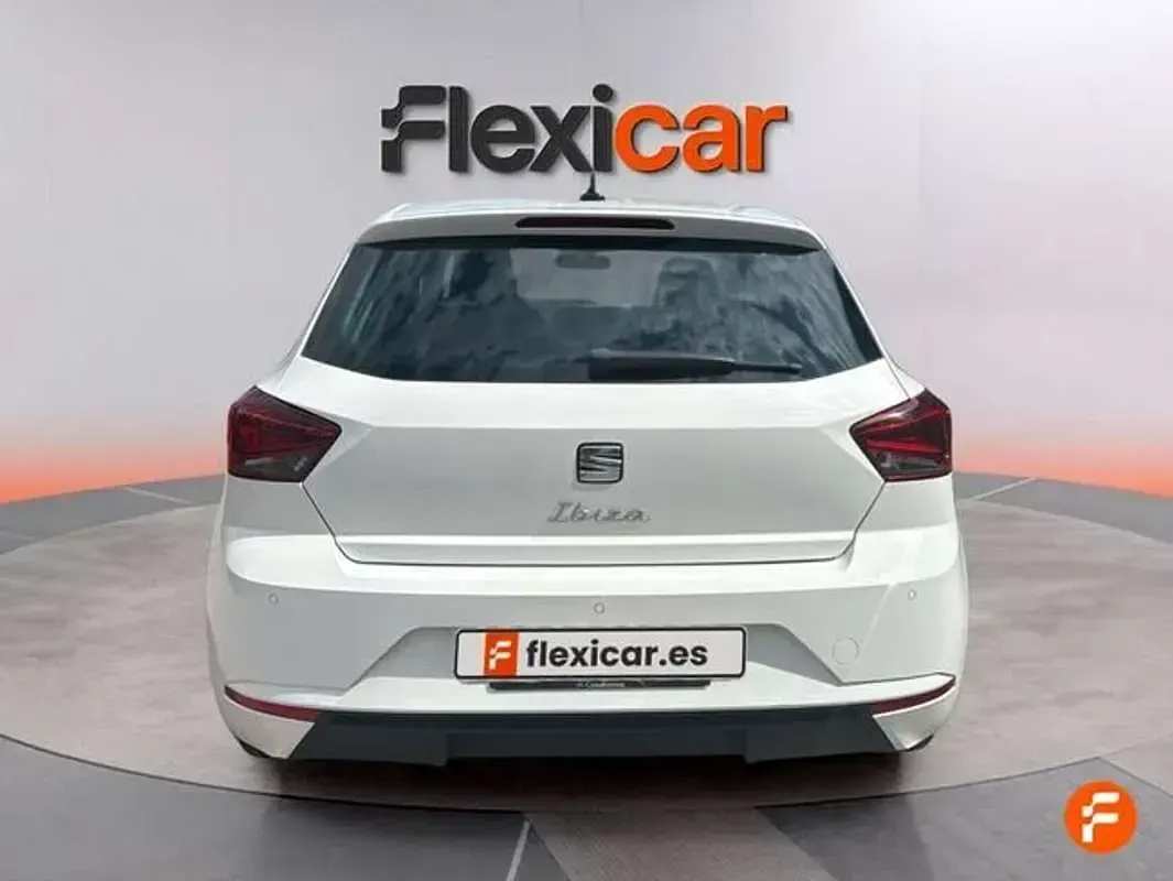 Usado Seat Ibiza Style Plus 116 CV (85 kW) 2022 Blanco Utilitario