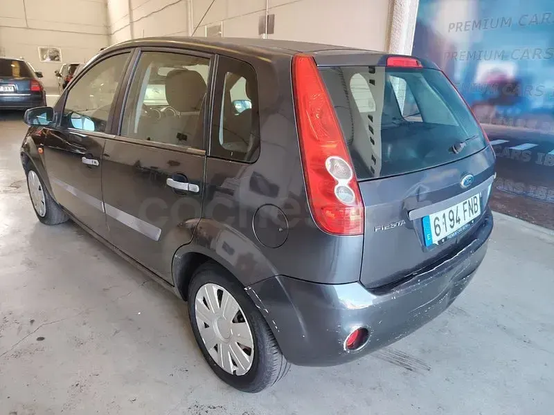 Usado Ford Fiesta Ghia 68 CV (50 kW) 2007 Gris / plata Utilitario