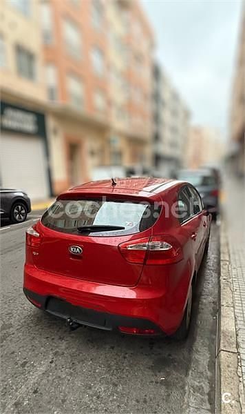 Usado Kia Rio 85 CV (62 kW) 2013 Rojo Berlina