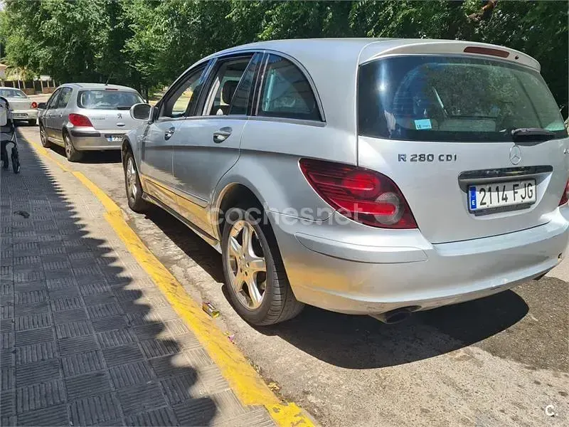 Usado Mercedes R280 190 CV (139 kW) 2006 Gris / plata Familiar